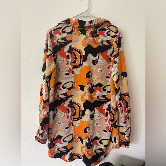 SHEIN Abstract Patterned Button Down - Picture 4 of 5